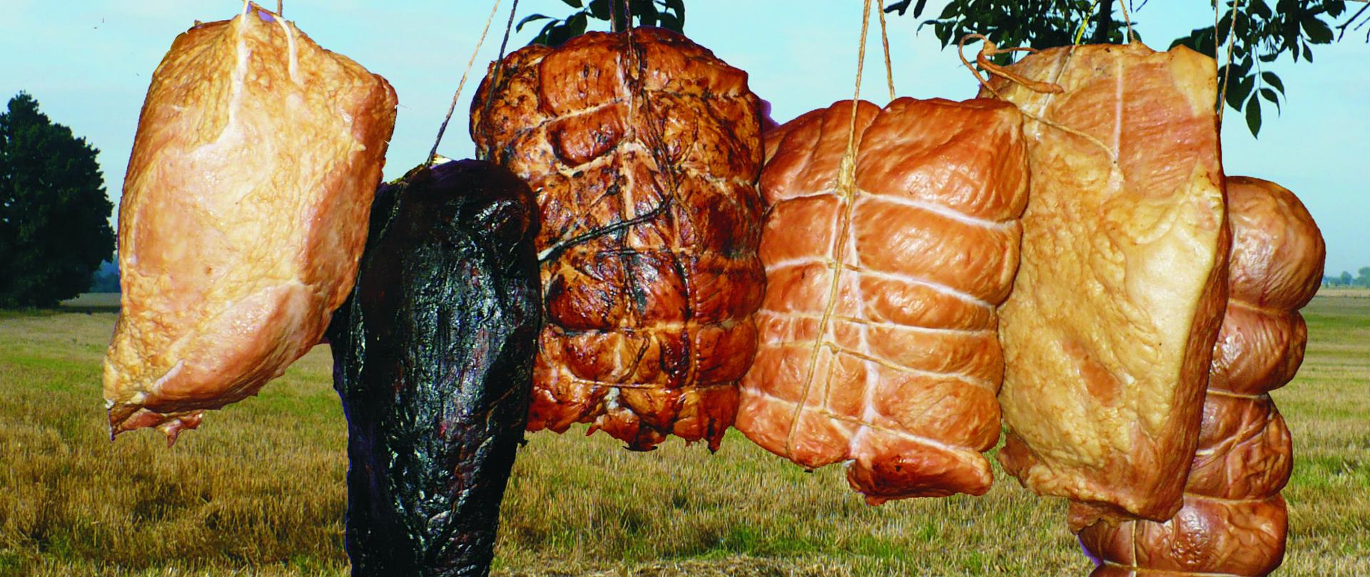 Wędzony boczek i szynka w tradycyjnej wędzarni - aromat i smak polskiej tradycji